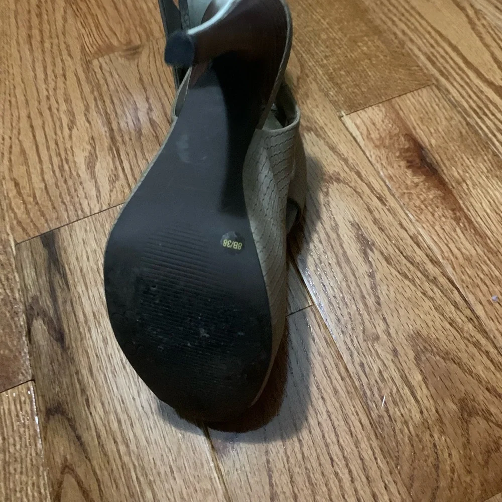 Heels. Excellent condition. - Picture 2 of 3